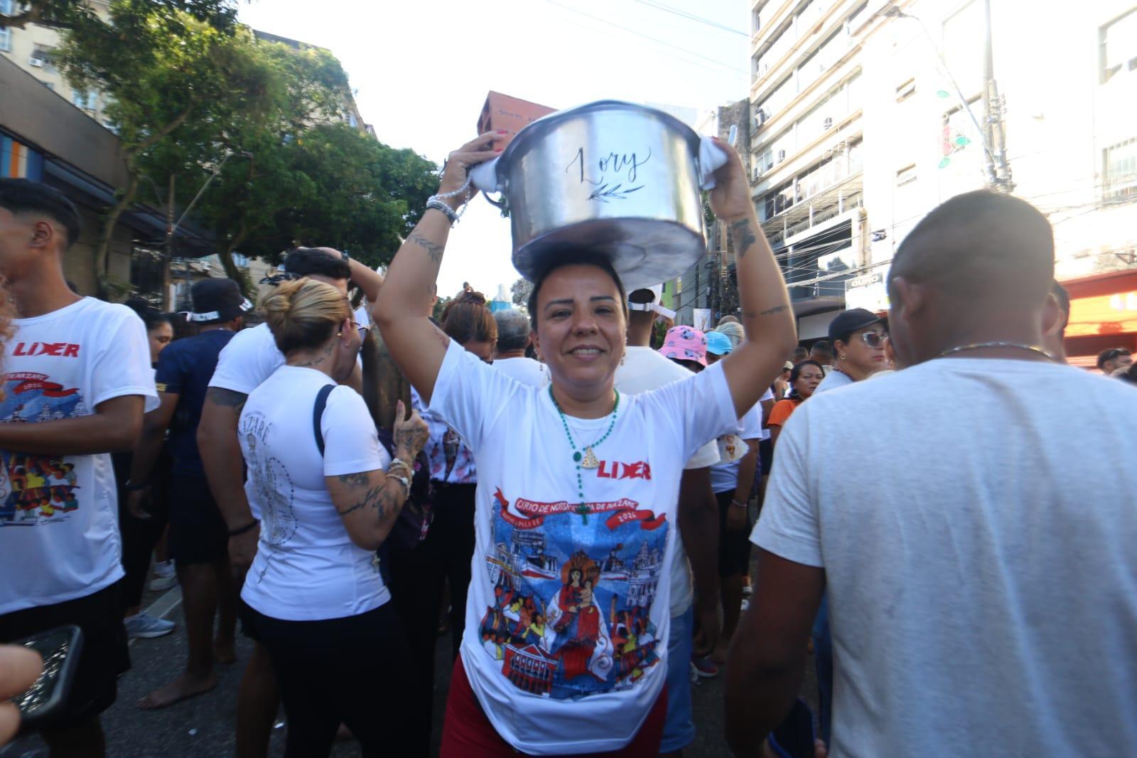 Com panela e tijolo na cabeça, Lorena Teixeira paga promessa pela casa própria e trabalho no Círio